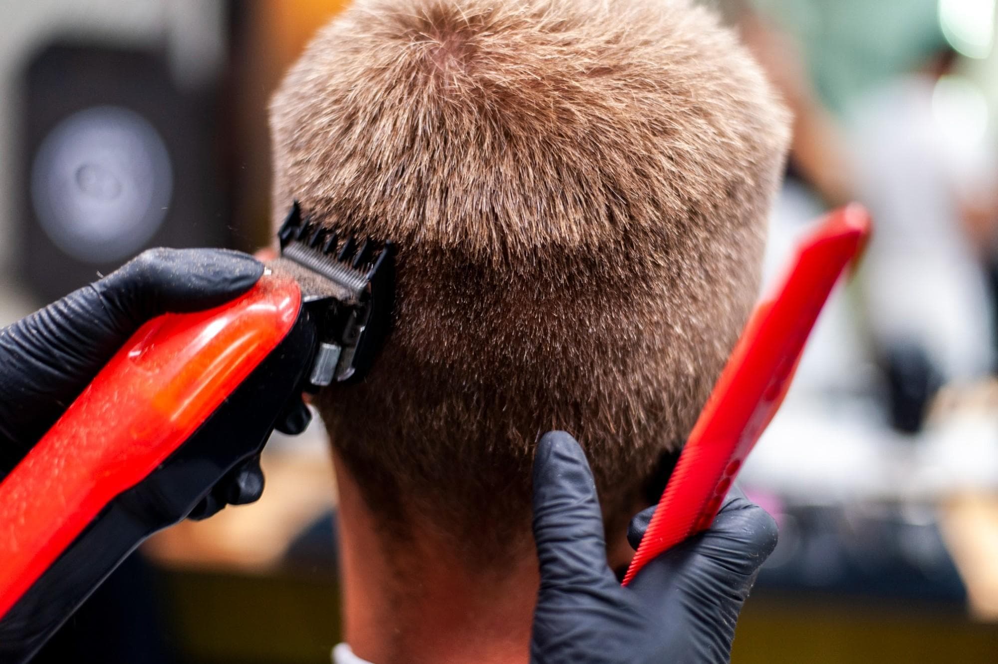 Corte de cabelo moderno e preciso